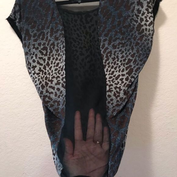 NWOT. BEBE Leopard Top. Size Small. 100% Silk. - Picture 4 of 6